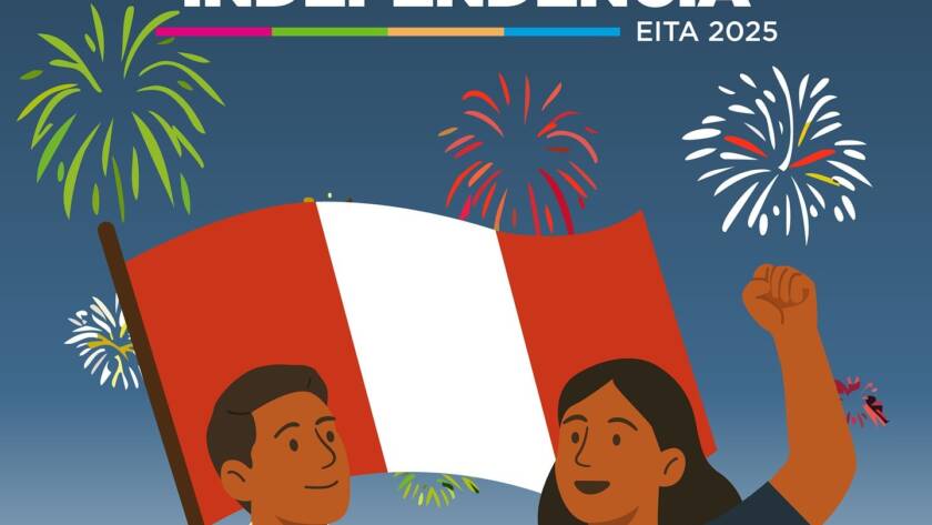 Dos personas sostienen muy en alto una bandera del Perú. Al fondo, en el firmamento, se ven fuegos artificiales