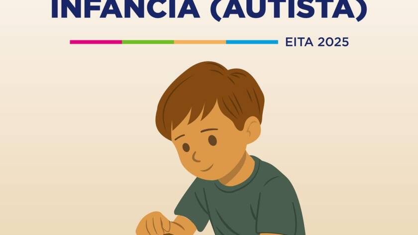 Un niño arma sus juguetes