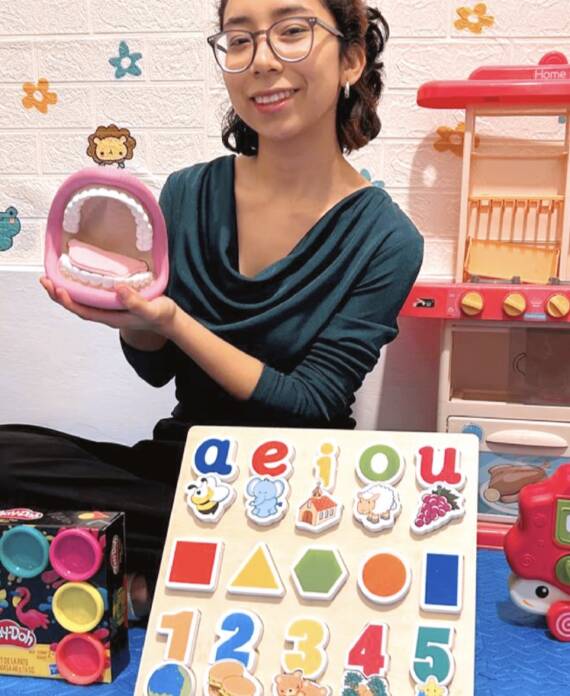 Brenda Maza Morales con una serie de juguetes para el lenguaje
